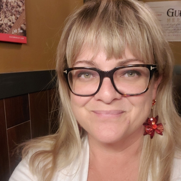 Meet your Posher, Jaime - Picture 1 of 3